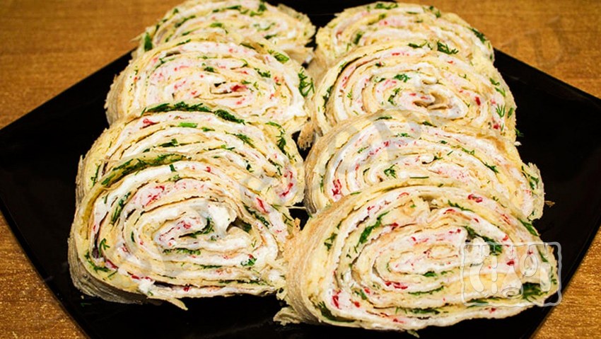 Рулеты из лаваша с курицей и плавленым сырком