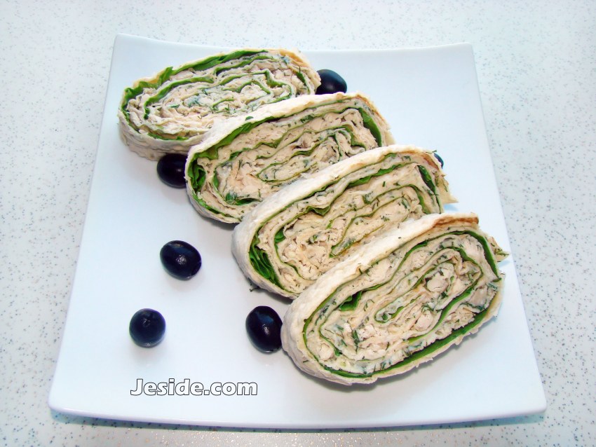 Рулет из лаваша с курицей и сыром