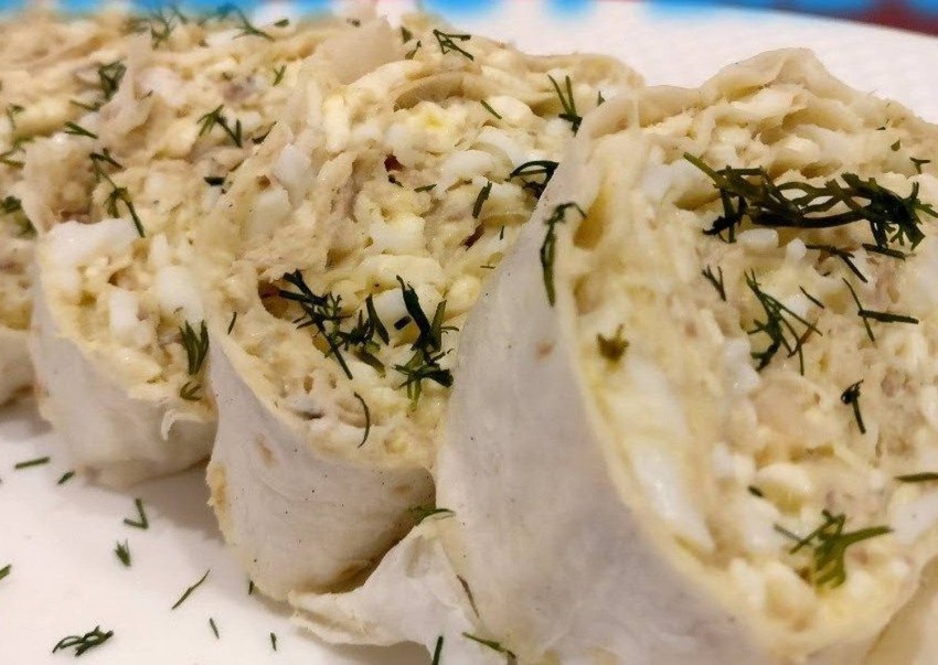Рулетики из лаваша с крабовыми палочками и сыром