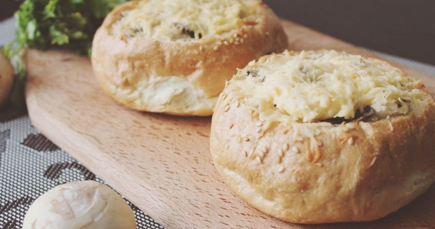 Жюльен в булочке с курицей и грибами