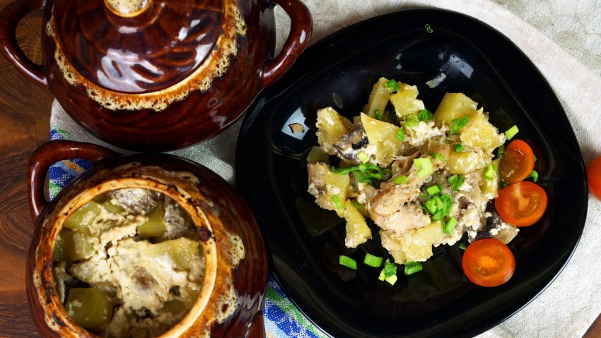 Картошка с курицей и грибами в горшочках
