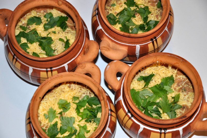 Жюльен куриный с грибами в горшочках