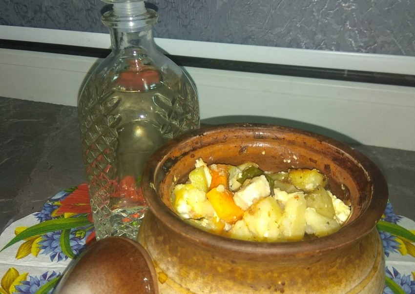 Куриное филе в горшочке с овощами