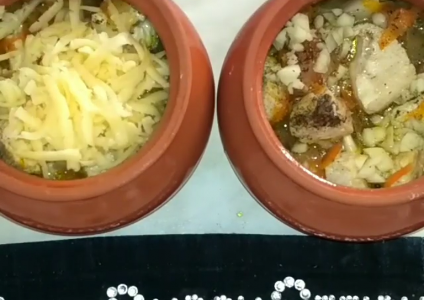 Мясо в горшочке с картофелем и сыром