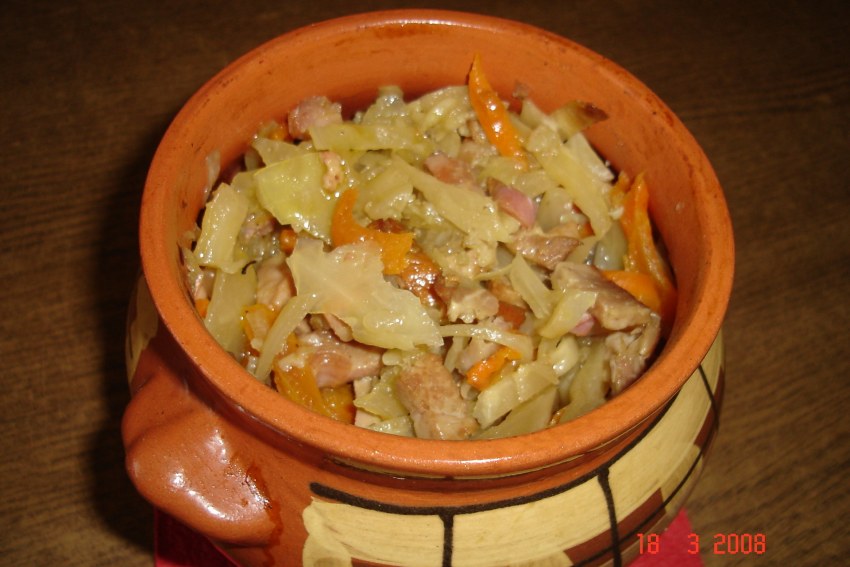 Жаркое с грибами в горшочках
