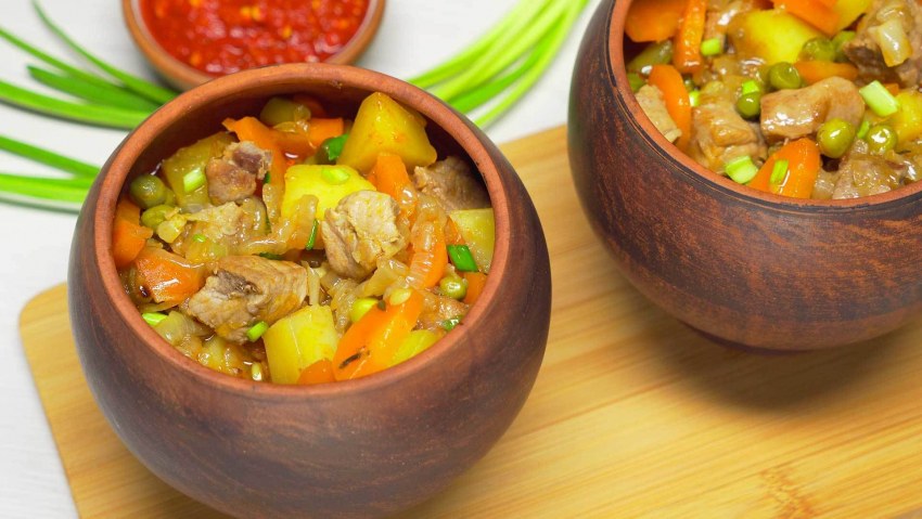 Мясо в горшочках с сыром