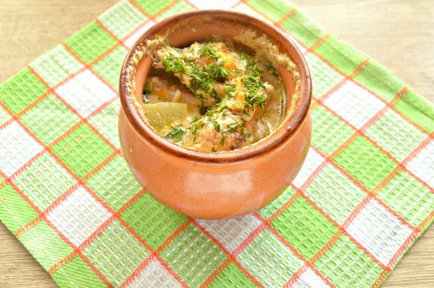 Жаркое в горшочке с куриными крылышками