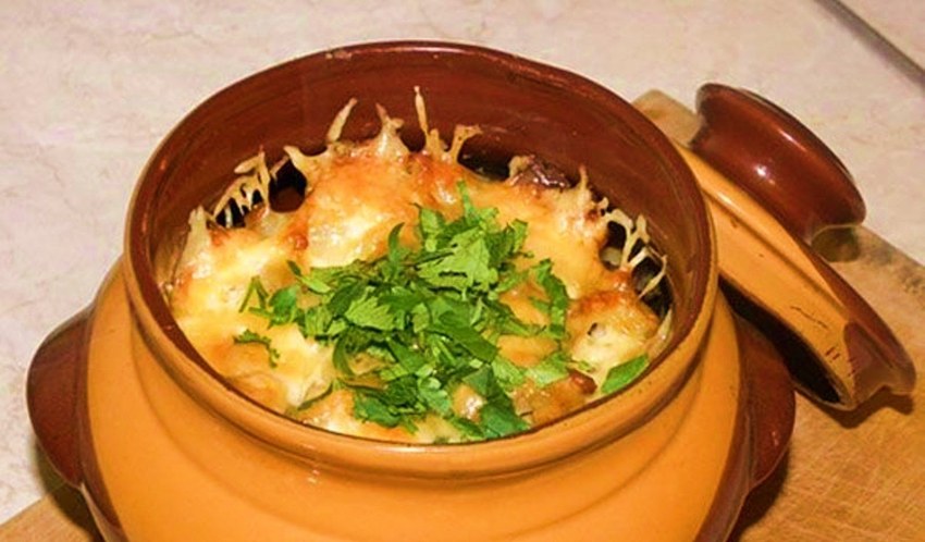 Жульен с курицей и грибами в горшочках