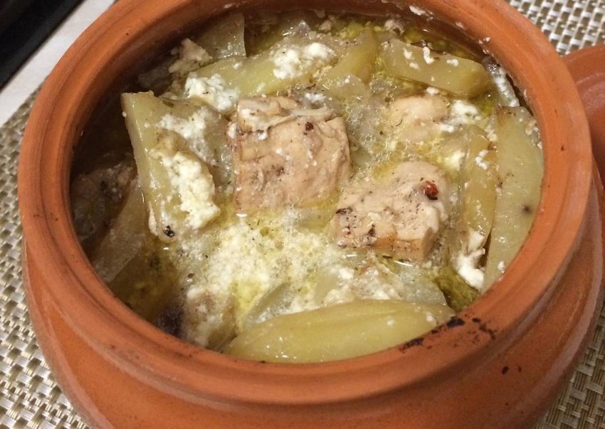 Тушеная картошка с капустой в горшочке