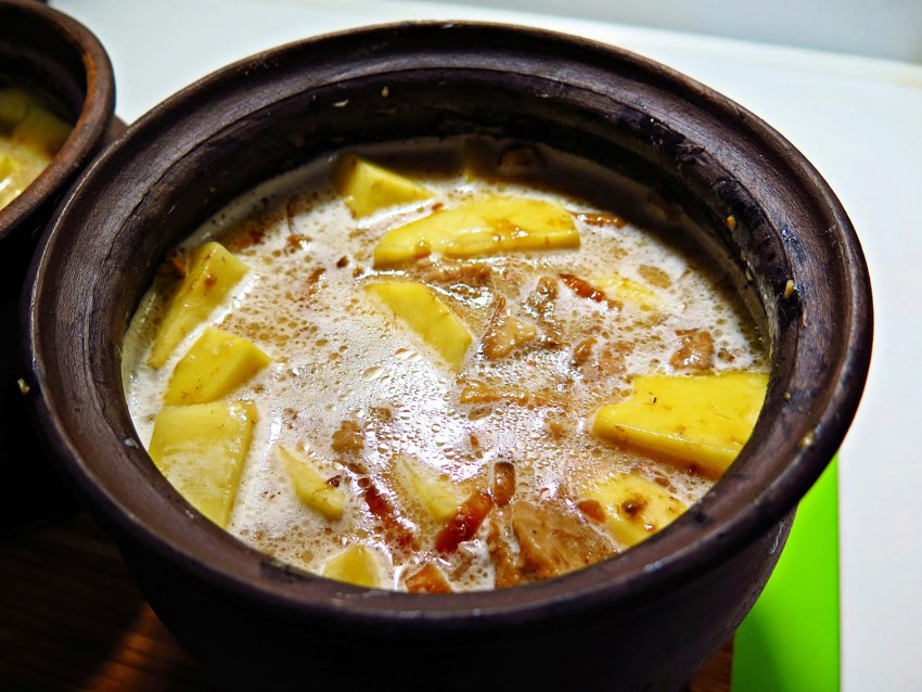 Куриная грудка в горшочках