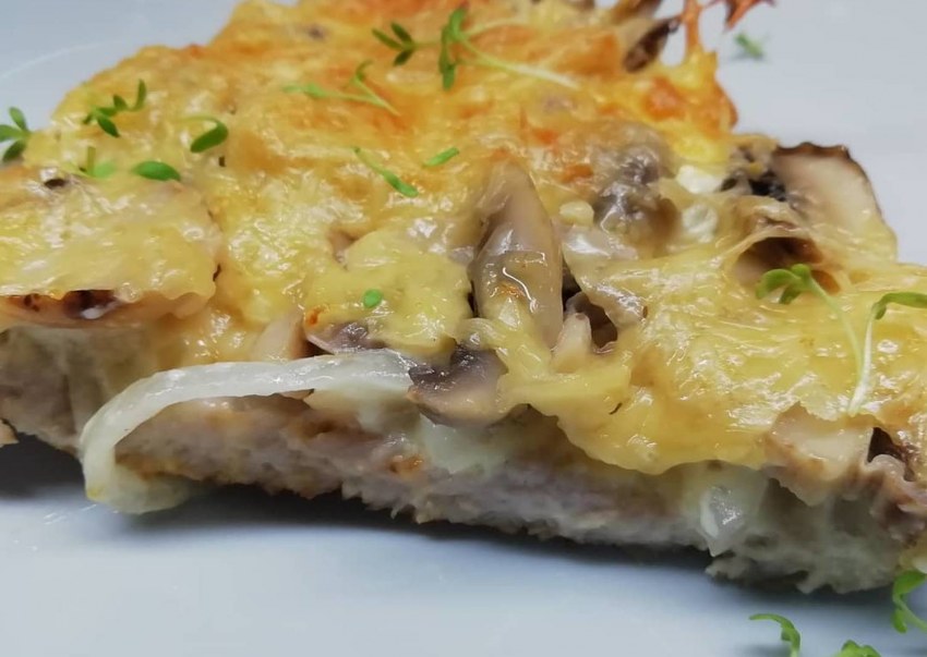 Свинина с грибами и сыром