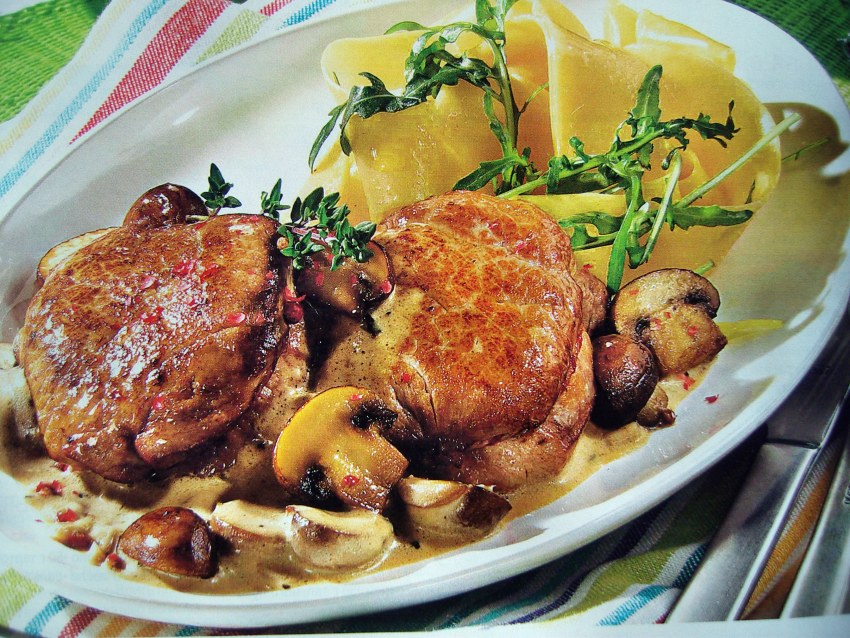 Курица с грибами, запечённая под картофельной шубой