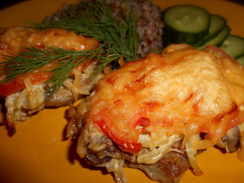 Свинина с грибами и сыром