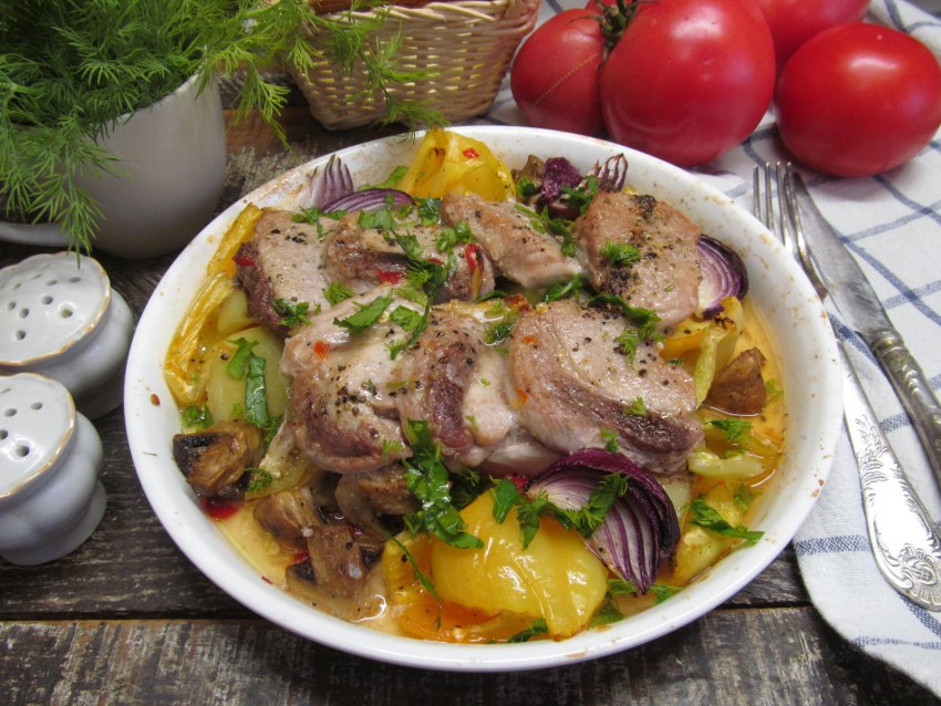 Картофель со свининой и грибами в духовке