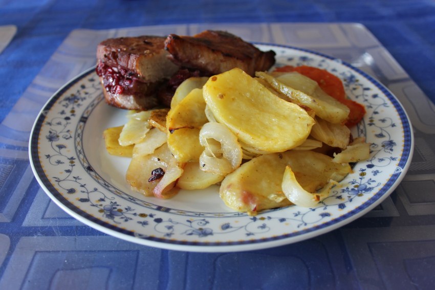Куриная грудка с персиками
