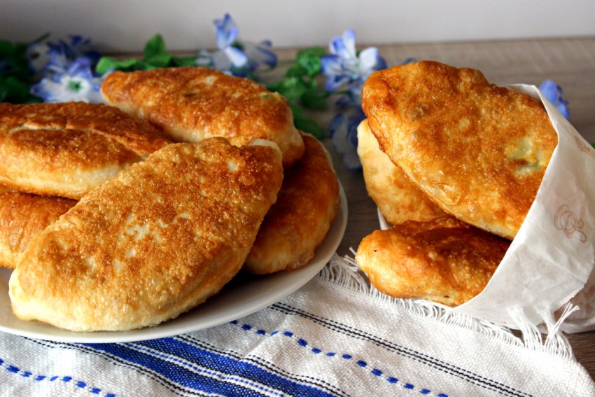 Жареные пирожки плоские
