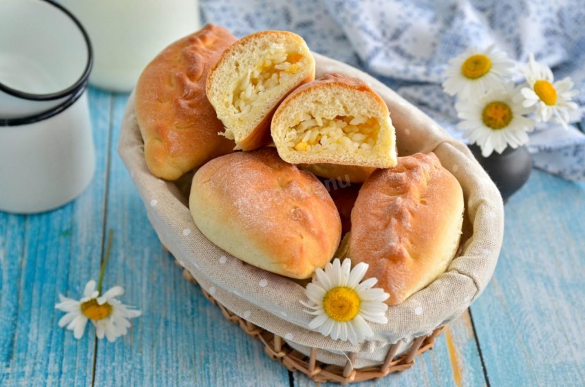 Пирожки с рисом и яйцом в духовке пошаговый