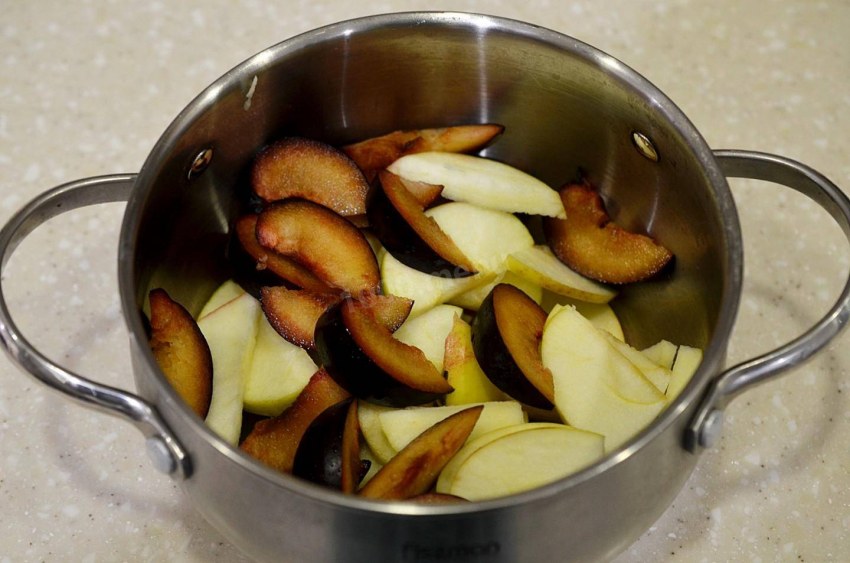 Компот из алычи и яблок