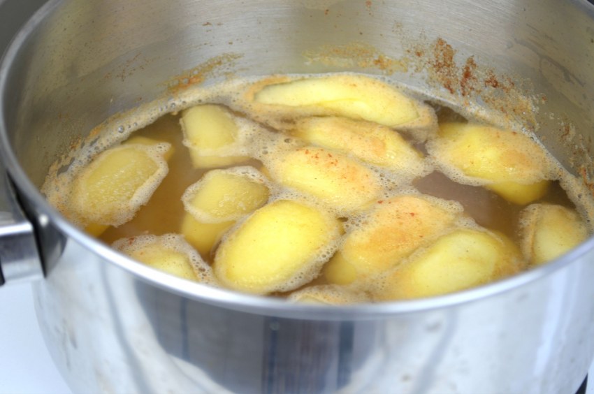 Компот из яблок в кастрюле на каждый день