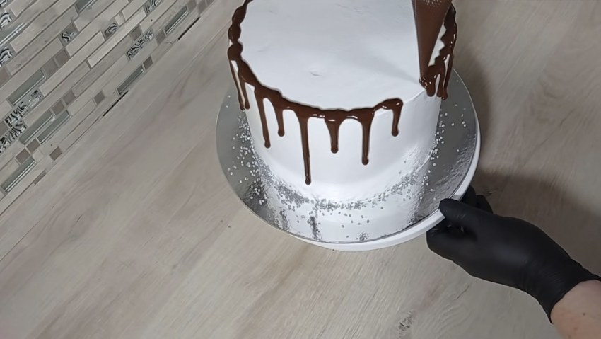Белый торт с шоколадными подтеками