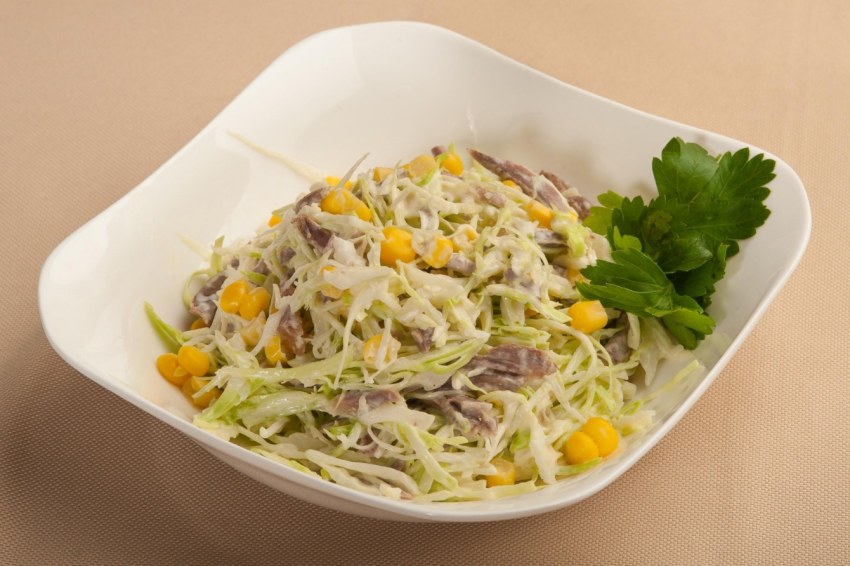 Салат с говядиной и кукурузой