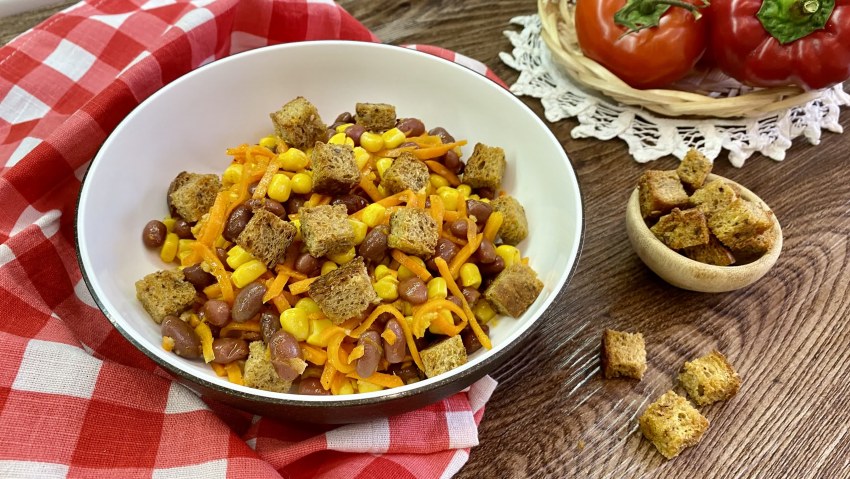 Салат с тунцом и кукурузой
