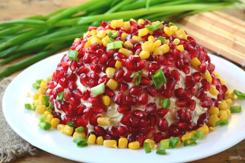 Салат с маринованными опятами и кукурузой