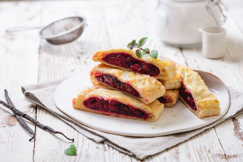 Слоеные пирожки с мясом