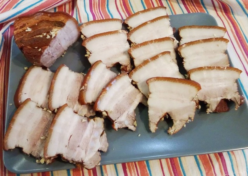 Сало варёное влуковой шелухе