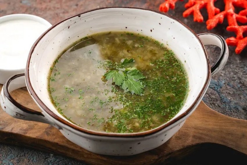 Зеленая кастрюля с борщом