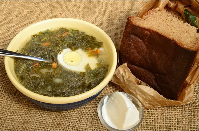 Щи из щавеля на курином бульоне