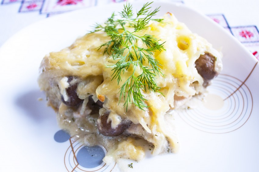 Восхитительная курица с грибами, запечённая под картофельной шубой