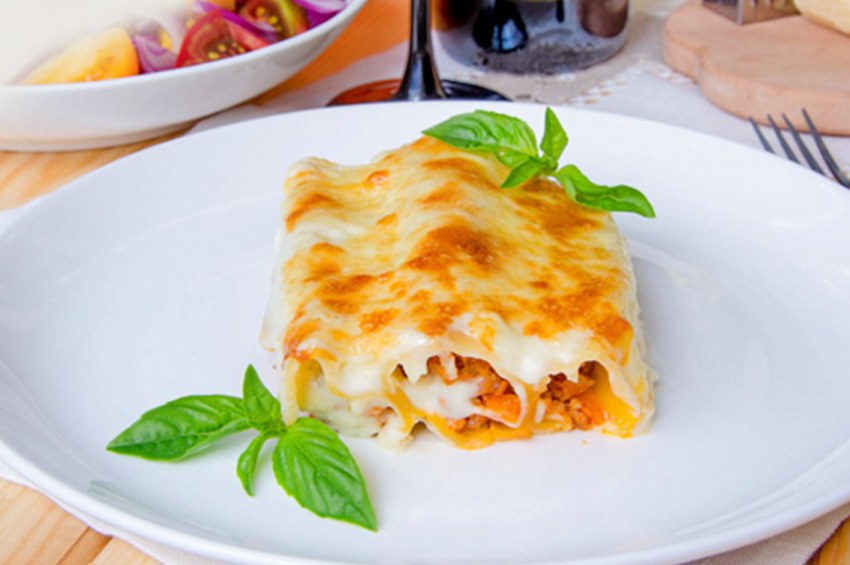Каннеллони с соусом бешамель