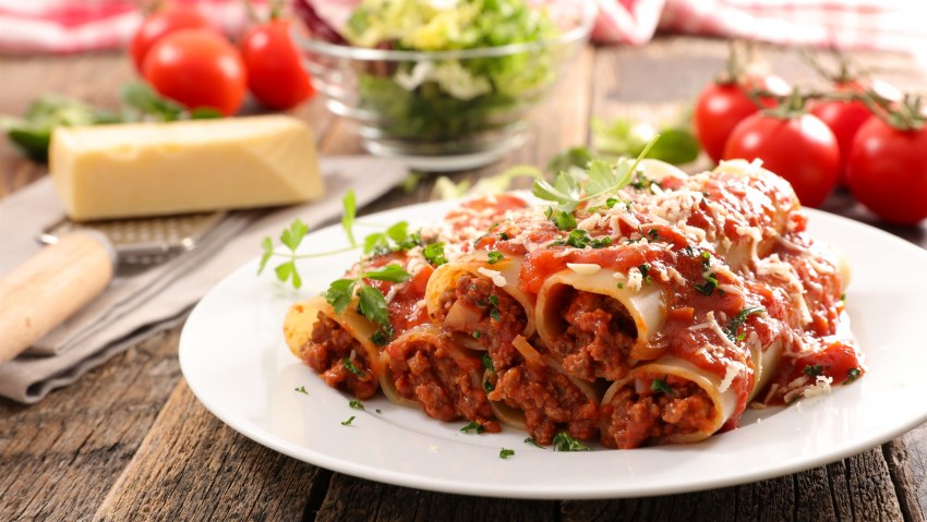 Каннеллони с фаршем под соусом