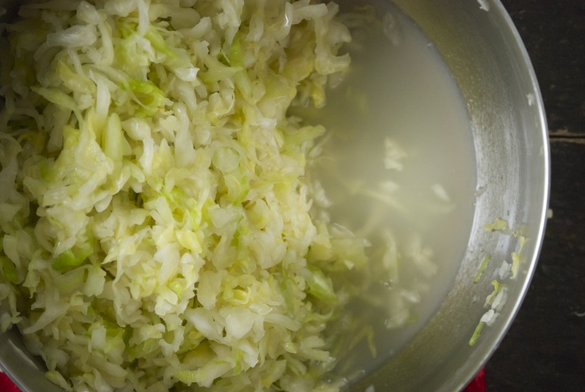 Капуста с солью и сахаром