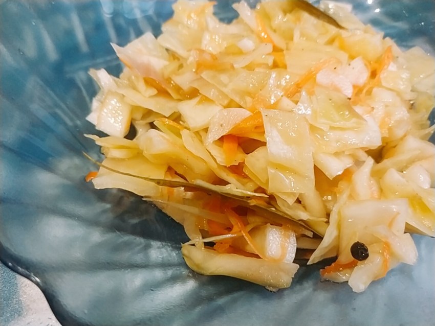 Бабушка квасит капусту