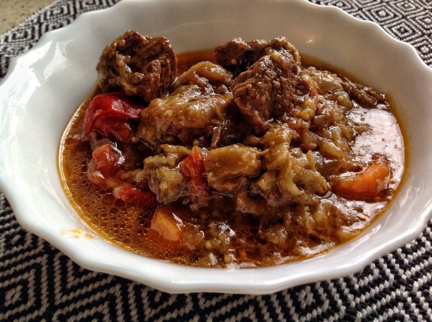 Мясо с баклажанами в казане на костре