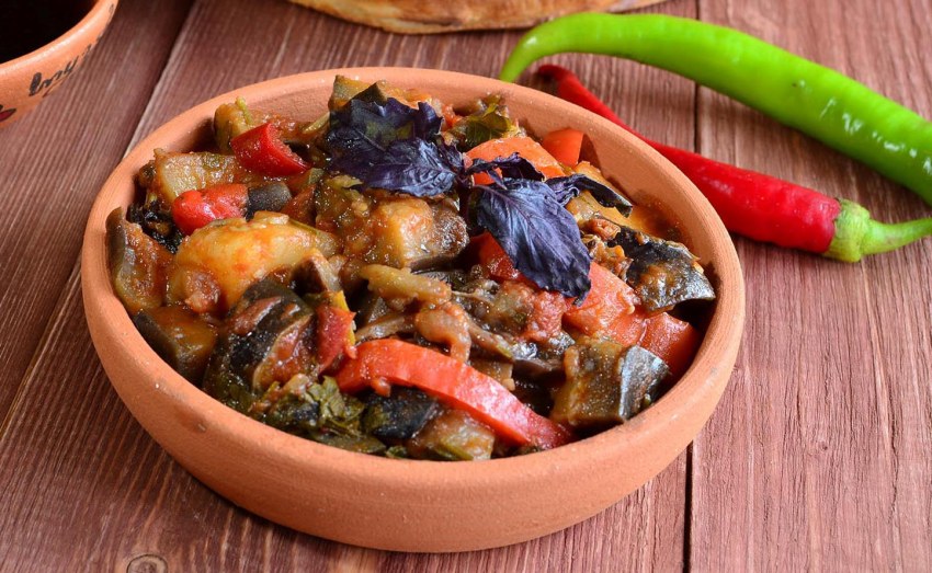 Баклажаны тушеные с овощами