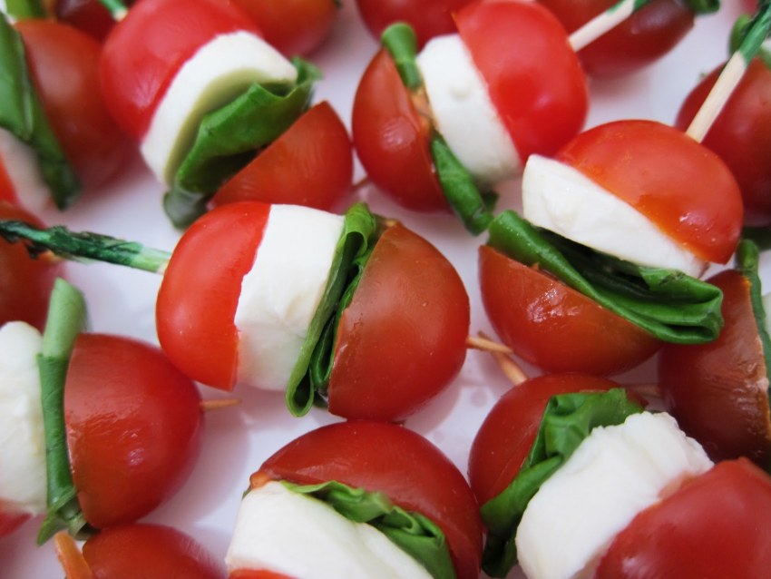 Канапе с моцареллой и черри
