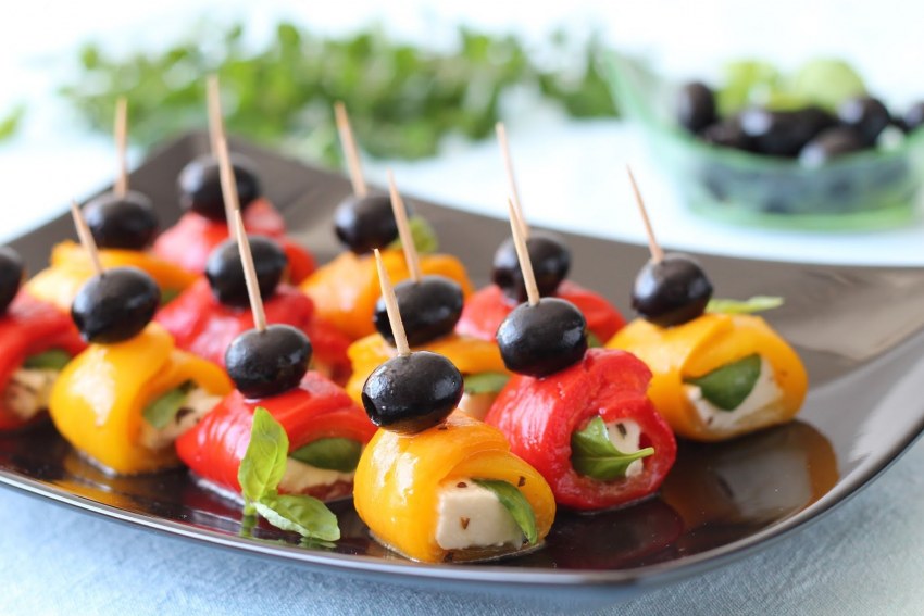 Канапе с моцареллой и черри и маслины