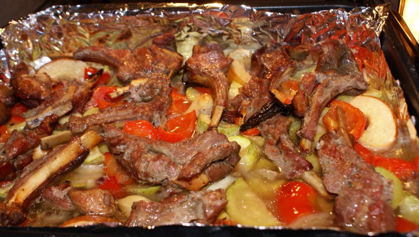 Свиные ребра в казане с овощами