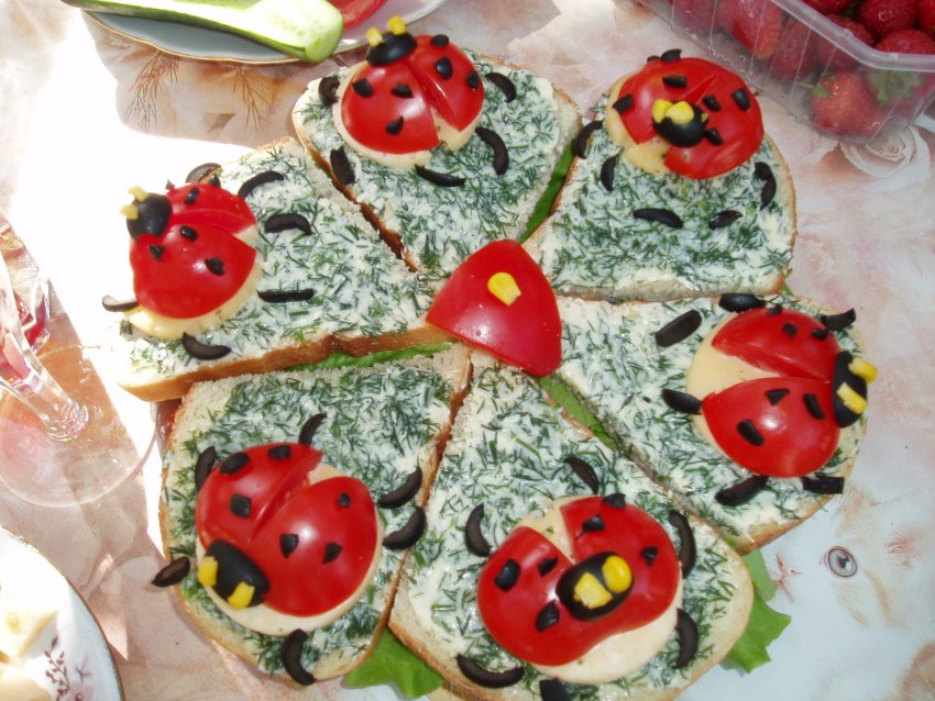 Канапе «Божья коровка» с маслинами