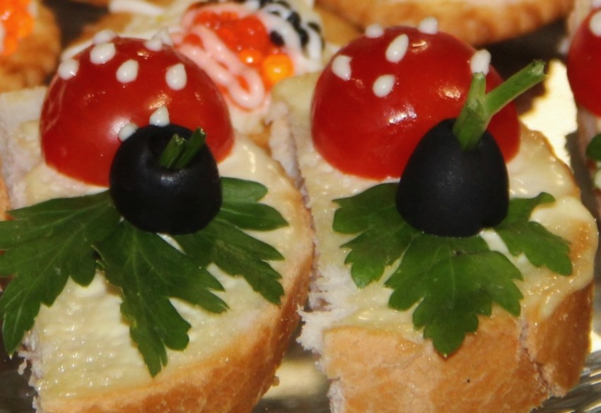 Бутерброды с красной рыбой Божьи коровки