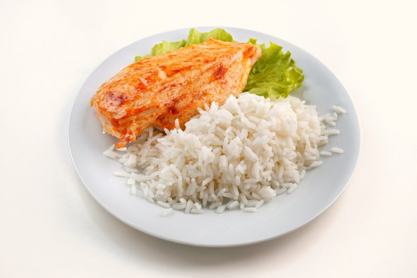 Куриная грудка с бурым рисом и салат