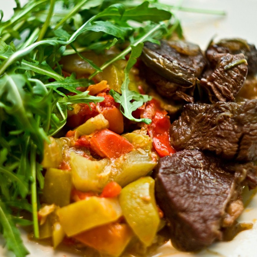 Стейк с розмарином и чесноком