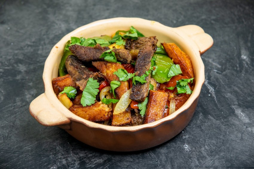 Мясо жареное на сковороде с луком