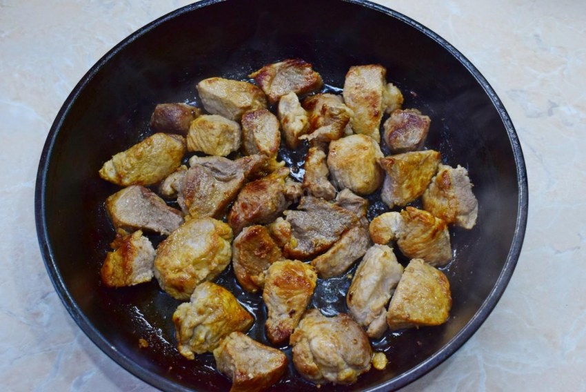 Курица кксками на сковороде