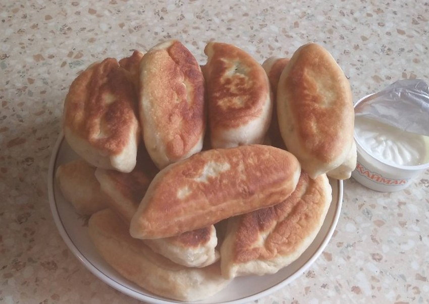 Пирожки с рисом и яйцом жареные