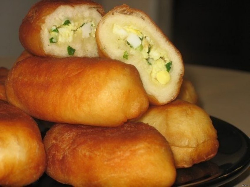 Жареные пирожки с яйцом и зеленым луком