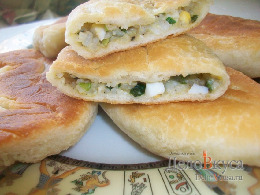 Женщина и пирожок с луком